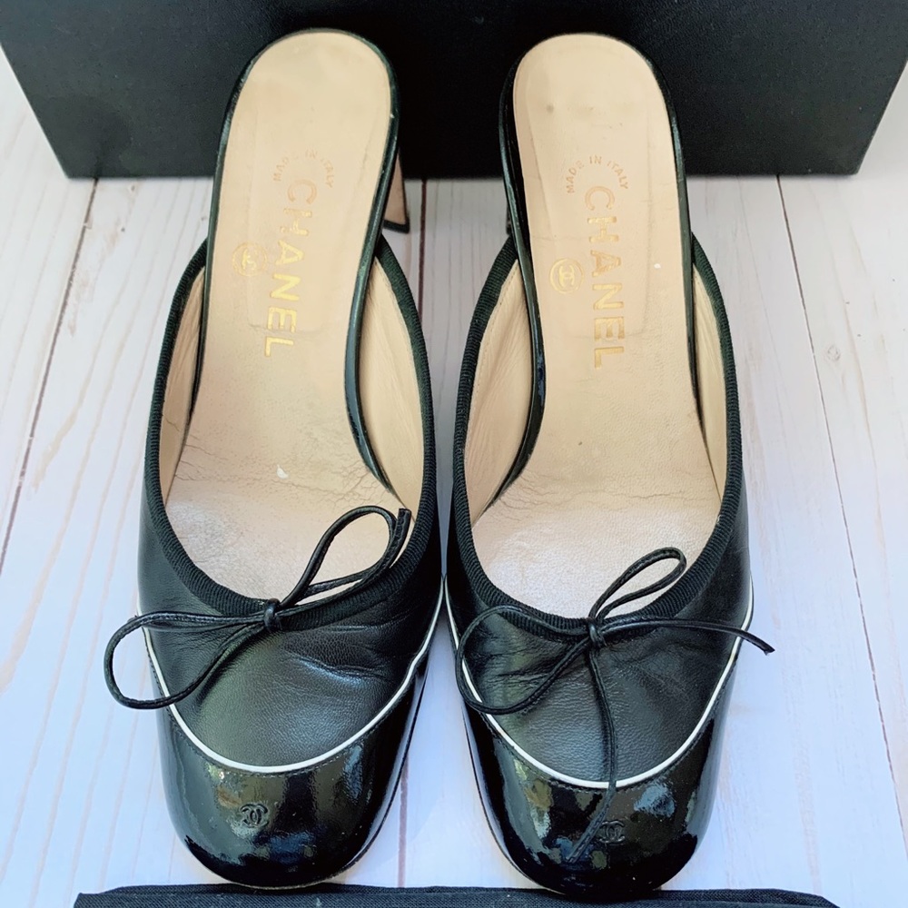 CHANEL Black Heels with White Trim